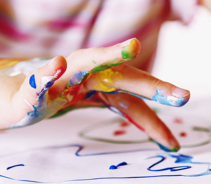 Foto di mano di bambino che disegna